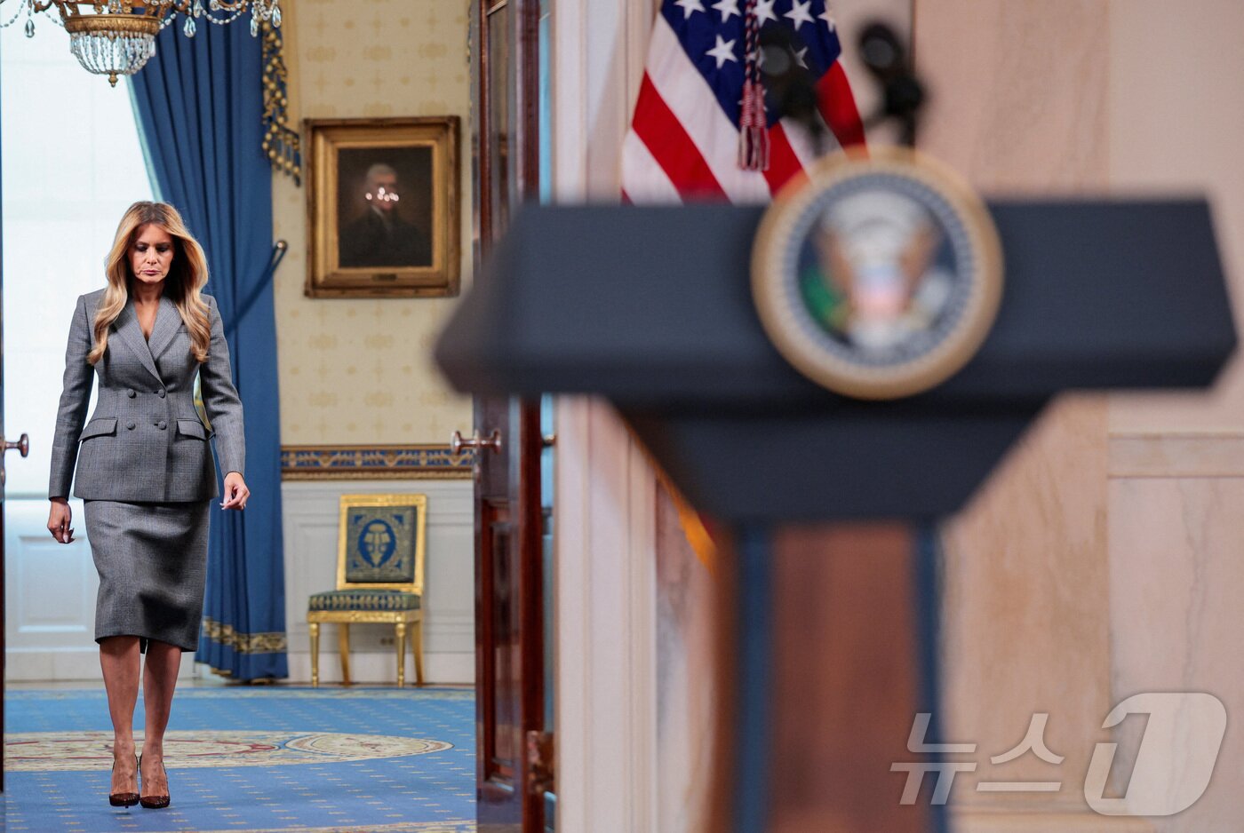 본문 이미지 - 도널드 트럼프 미국 대통령 부인 멜라니아 여사가 9일(현지 시간) 백악관에서 성명을 발표하기 위해 입장하고 있다. ⓒ 로이터=뉴스1