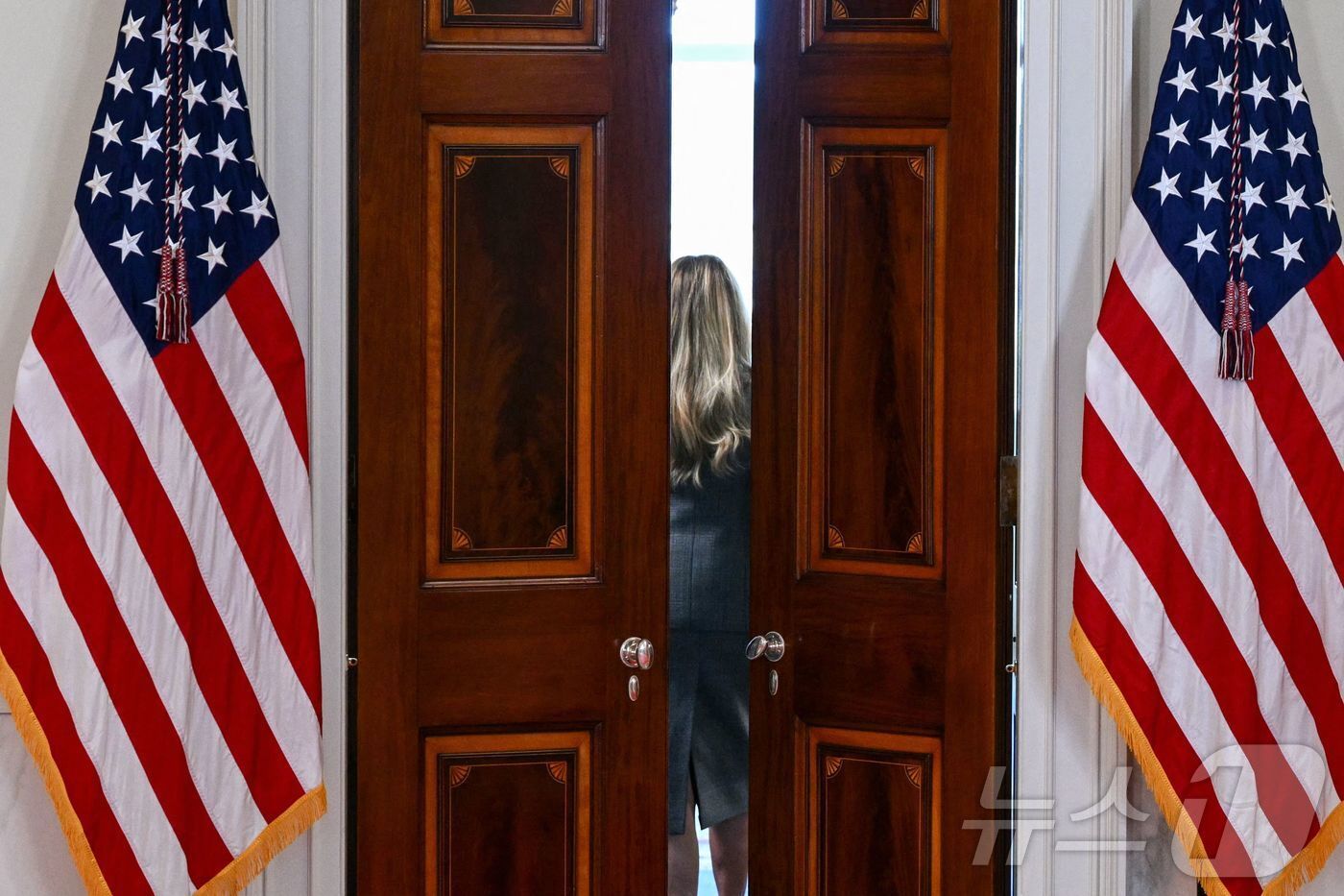 본문 이미지 - 도널드 트럼프 미국 대통령 부인 멜라니아 여사가 9일(현지 시간) 백악관에서 성명 발표를 마치고 퇴장 하고 있다. ⓒ AFP=뉴스1