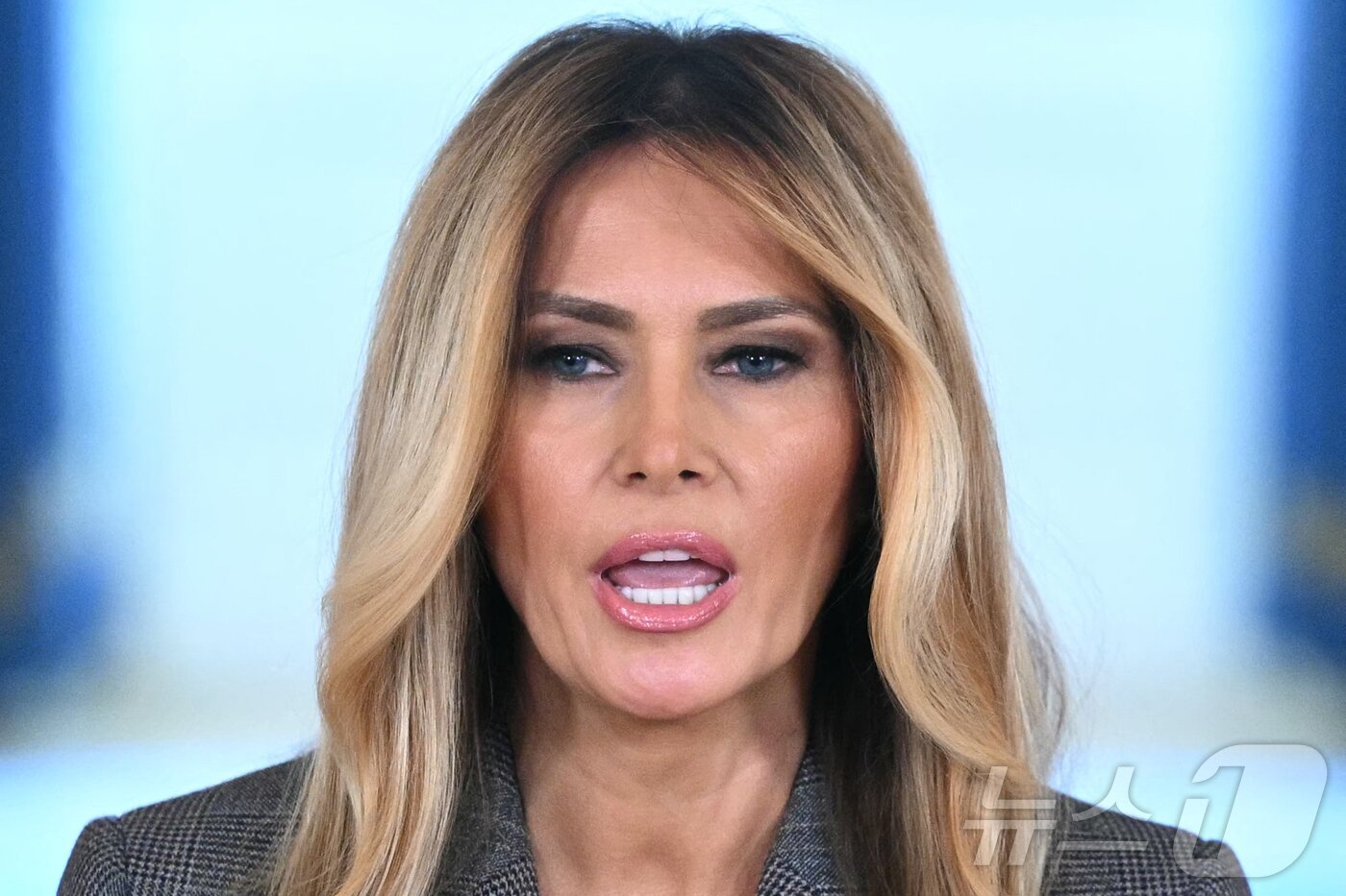 본문 이미지 - 도널드 트럼프 미국 대통령 부인 멜라니아 여사가 9일(현지 시간) 백악관에서 성명을 발표하고 있다. ⓒ AFP=뉴스1