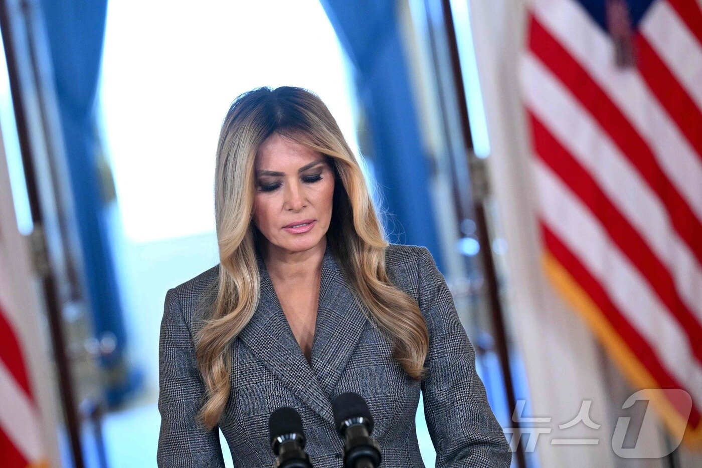 본문 이미지 - 도널드 트럼프 미국 대통령 부인 멜라니아 여사가 9일(현지 시간) 백악관에서 성명을 발표하고 있다. ⓒ AFP=뉴스1