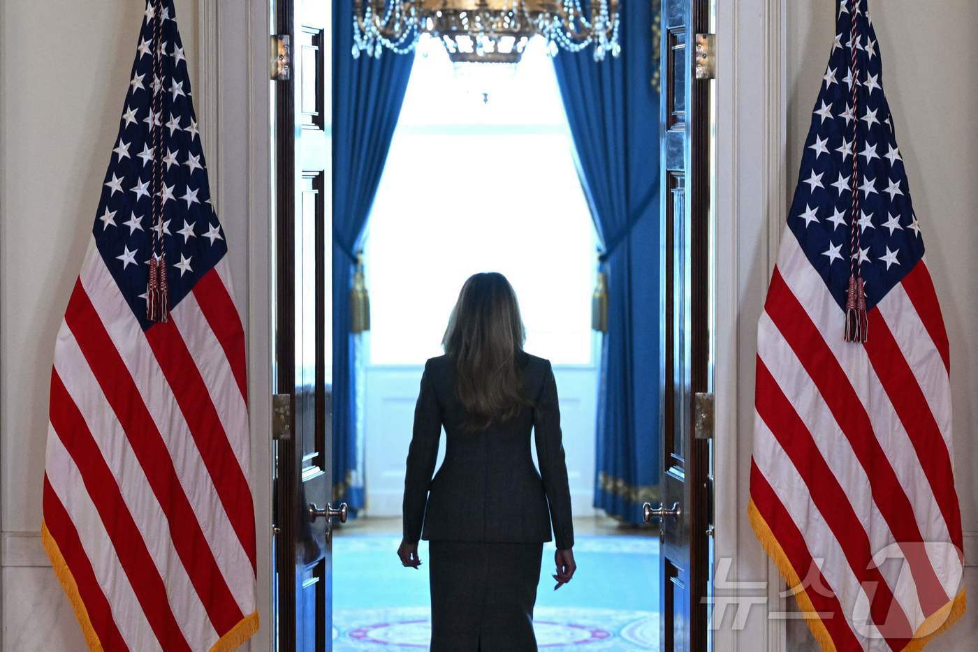 본문 이미지 - 도널드 트럼프 미국 대통령 부인 멜라니아 여사가 9일(현지 시간) 백악관에서 성명 발표를 마치고 퇴장하고 있다. ⓒ AFP=뉴스1