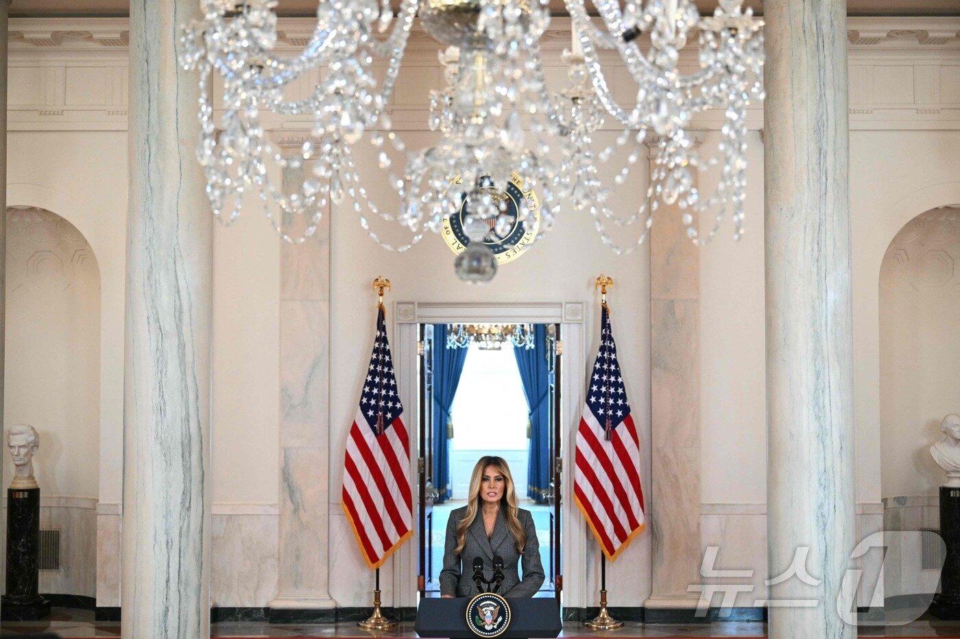 본문 이미지 - 도널드 트럼프 미국 대통령 부인 멜라니아 여사가 9일(현지 시간) 백악관에서 성명을 발표하고 있다. ⓒ AFP=뉴스1