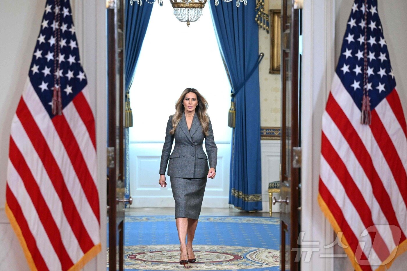 본문 이미지 - 도널드 트럼프 미국 대통령 부인 멜라니아 여사가 9일(현지 시간) 백악관에서 성명을 발표하기 위해 입장하고 있다. ⓒ AFP=뉴스1