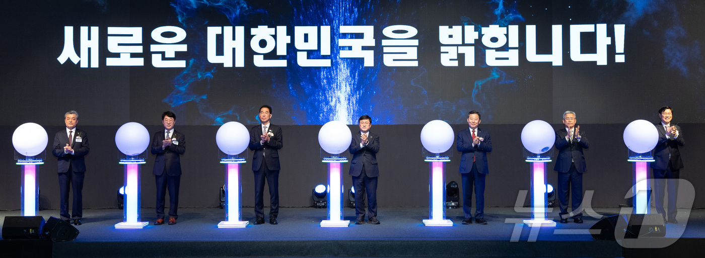 (서울=뉴스1) = 김성환 기후에너지환경부 장관이 10일 오전 서울 중구 신라호텔에서 열린 제61회 전기의 날 기념식에서 참석자들과 세레머니를 하고 있다. 왼쪽부터 장덕근 한국전기 …