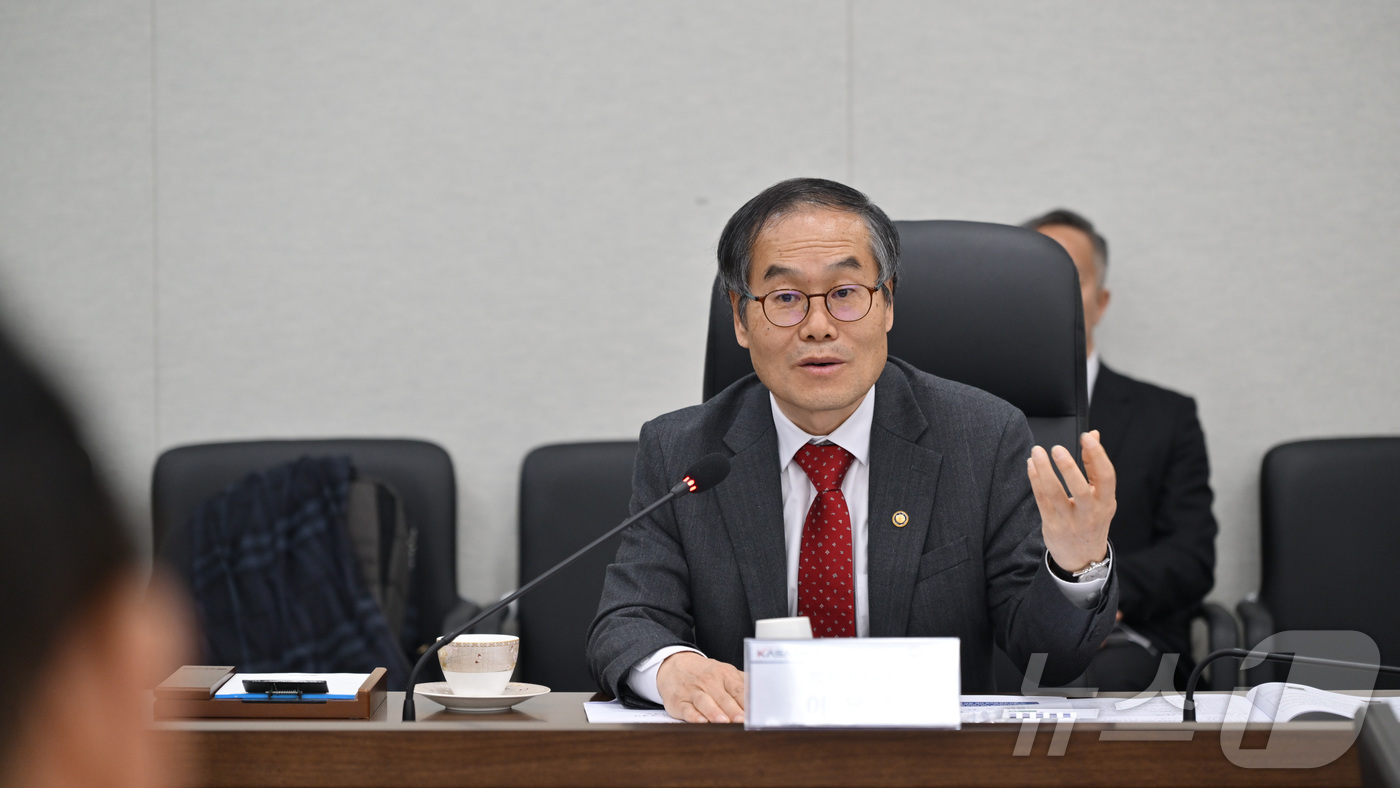 (서울=뉴스1) = 이용철 방위사업청장이 10일 방위사업청 대전청사에서 열린 민·군 우주항공사업 발전을 위한 업무협약식에서 발언을 하고 있다. (방위사업청 제공. 재판매 및 DB …