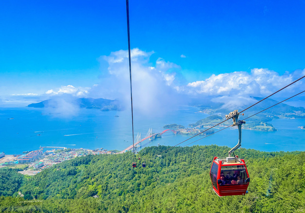 "사천바다케이블카에서 남해 바다 봄 정취 느껴요"