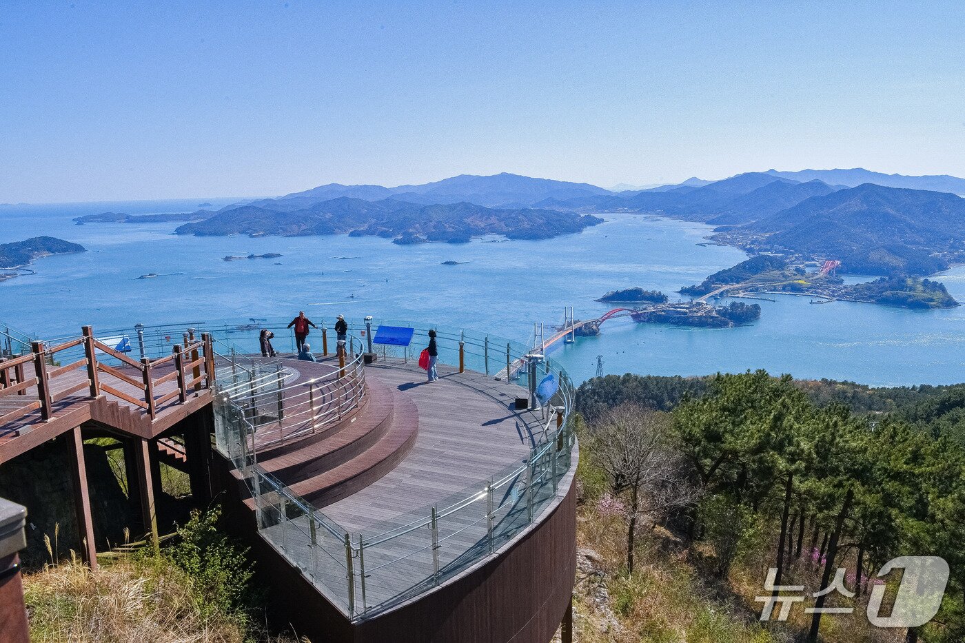 본문 이미지 - 사천바다케이블카 각산 전망대 전경(사천시 제공. 재판매 및 DB금지).