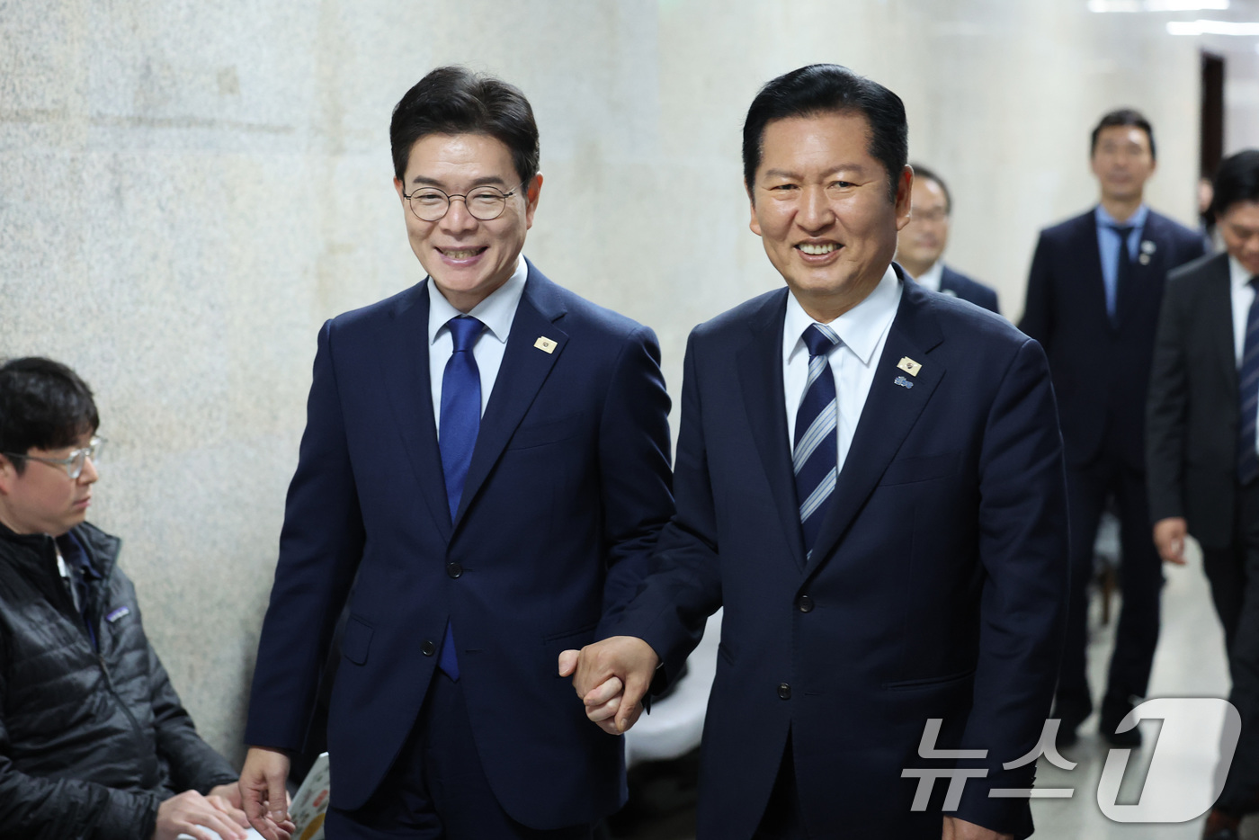 (서울=뉴스1) 신웅수 기자 = 정청래 더불어민주당 대표가 10일 서울 여의도 국회에서 6.3 지방선거 서울시장 후보로 선출된 정원오 전 성동구청장과 면담하기 위해 당대표실로 향하 …