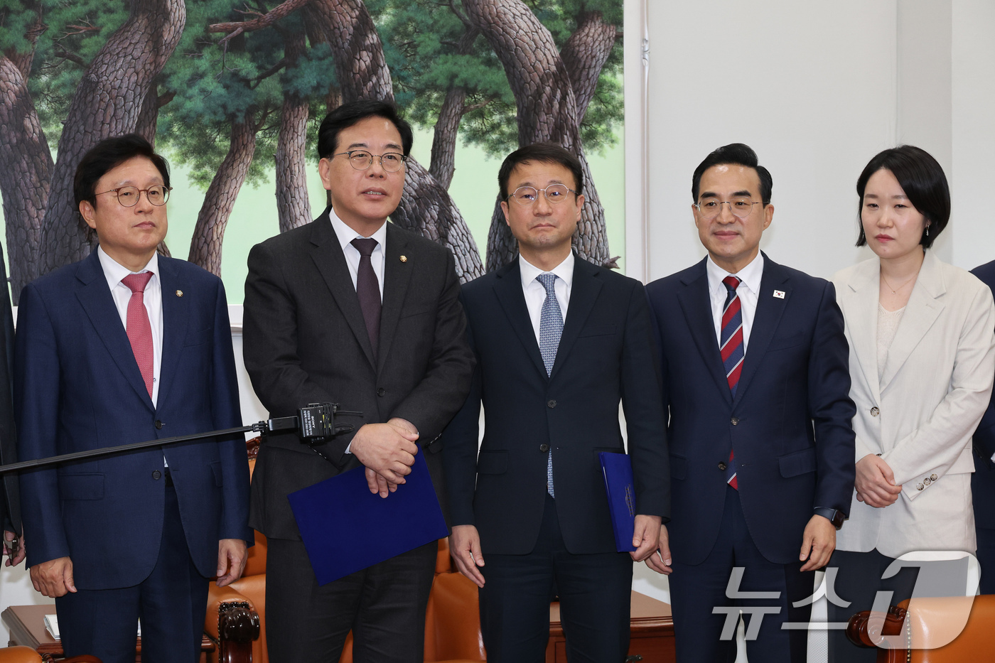 (서울=뉴스1) 신웅수 기자 = 더불어민주당 한병도, 국민의힘 송언석 원내대표와 여야 원내수석 및 예결위 간사들이 10일 서울 여의도 국회에서 2026년도 제1회 추가경정예산안에 …