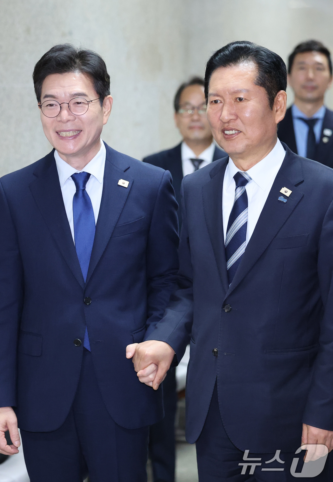 (서울=뉴스1) 신웅수 기자 = 정청래 더불어민주당 대표가 10일 서울 여의도 국회에서 6.3 지방선거 서울시장 후보로 선출된 정원오 전 성동구청장과 면담하기 위해 당대표실로 향하 …