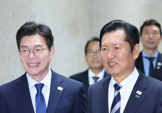 손잡고 걷는 정청래·정원오