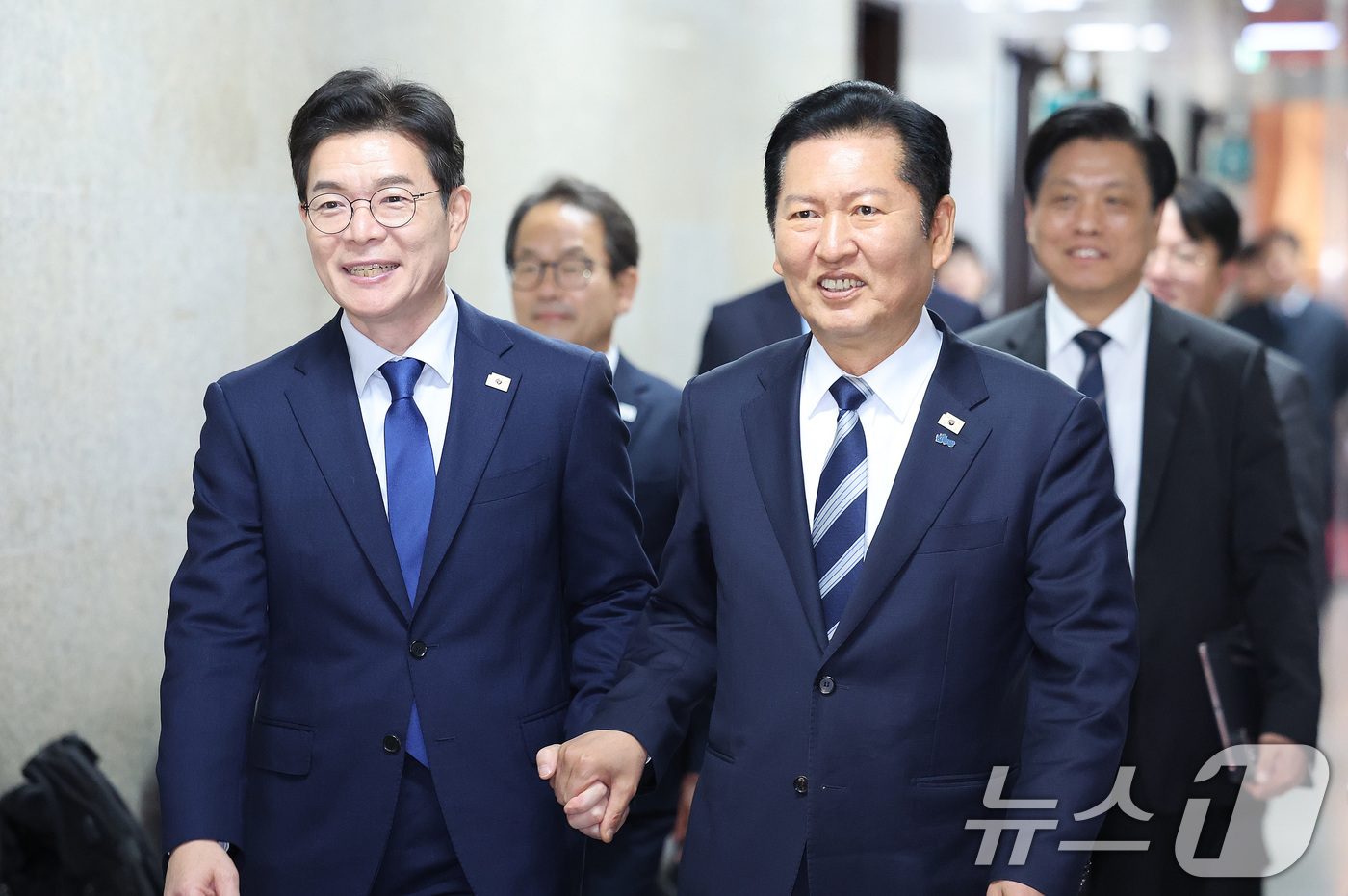 (서울=뉴스1) 신웅수 기자 = 정청래 더불어민주당 대표가 10일 서울 여의도 국회에서 6.3 지방선거 서울시장 후보로 선출된 정원오 전 성동구청장과 면담하기 위해 당대표실로 향하 …