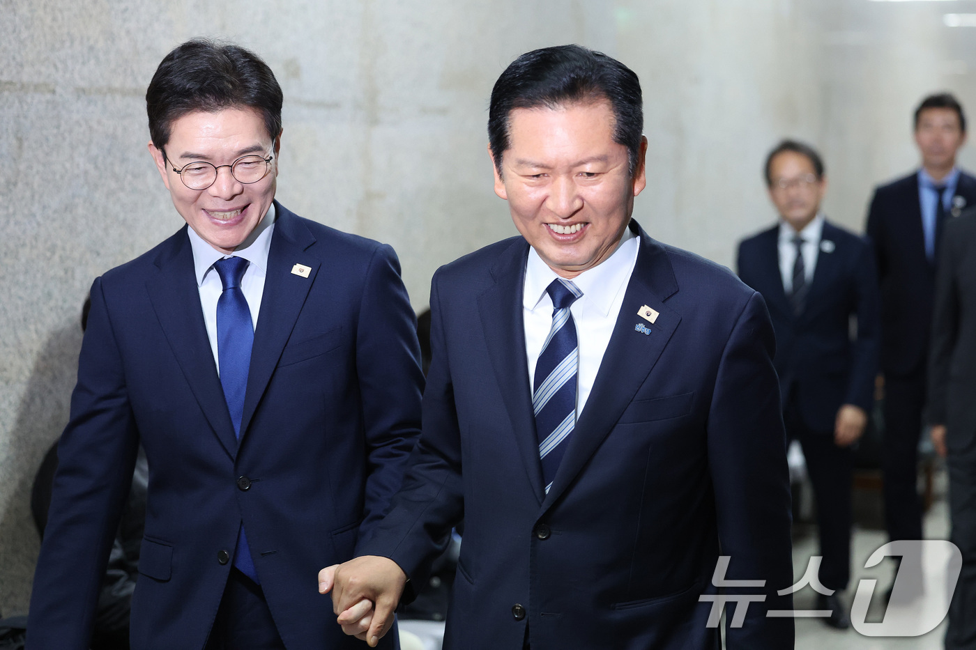 (서울=뉴스1) 신웅수 기자 = 정청래 더불어민주당 대표가 10일 서울 여의도 국회에서 6.3 지방선거 서울시장 후보로 선출된 정원오 전 성동구청장과 면담하기 위해 당대표실로 향하 …