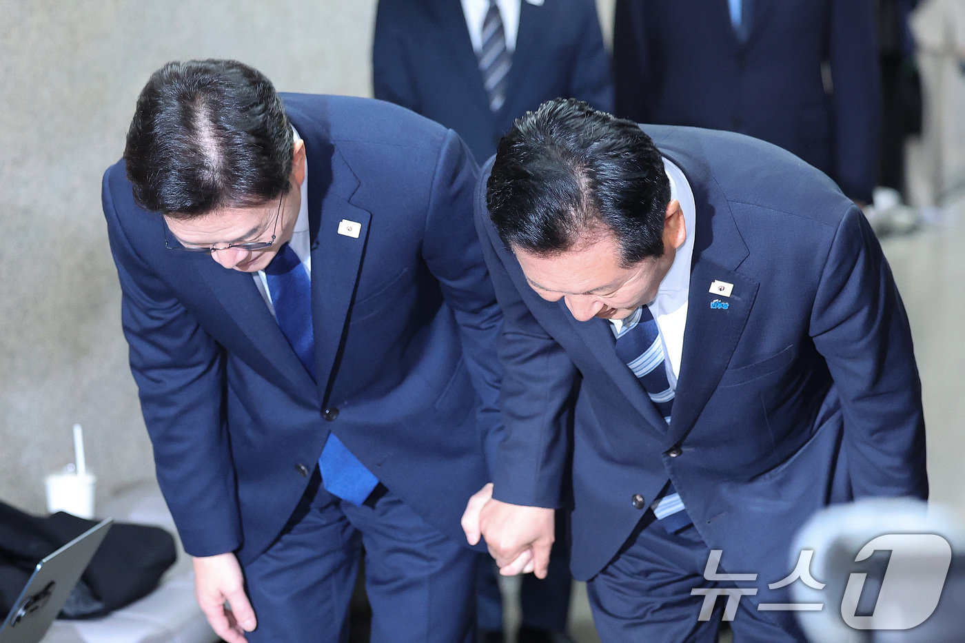 (서울=뉴스1) 신웅수 기자 = 정청래 더불어민주당 대표가 10일 서울 여의도 국회에서 6.3 지방선거 서울시장 후보로 선출된 정원오 전 성동구청장과 면담하기 위해 당대표실로 향하 …