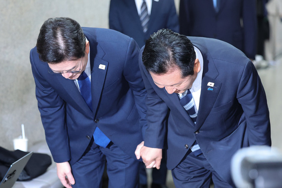 손잡고 인사하는 정청래·정원오