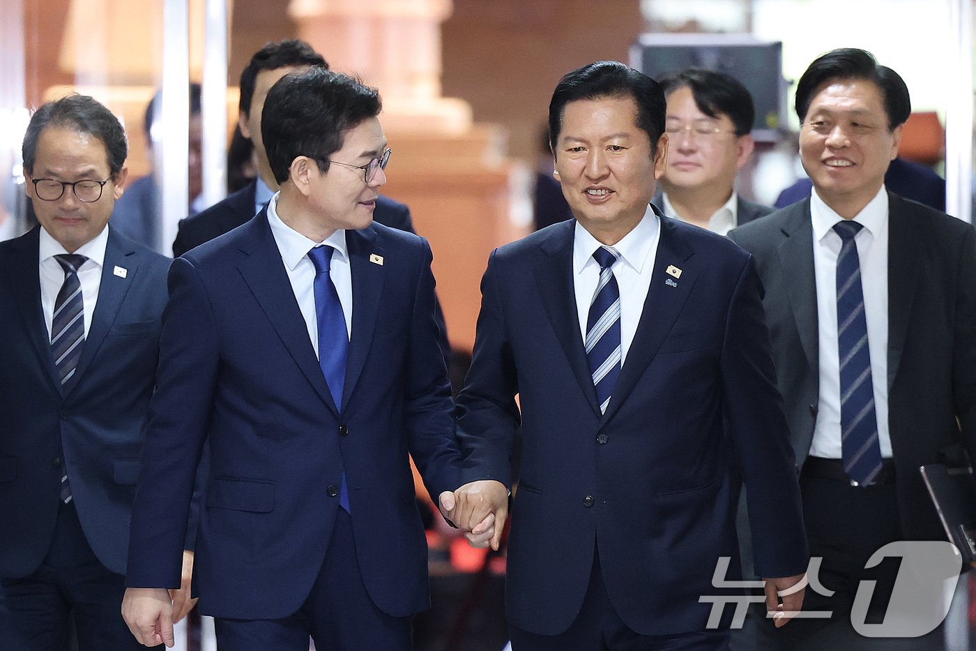 (서울=뉴스1) 신웅수 기자 = 정청래 더불어민주당 대표가 10일 서울 여의도 국회에서 6.3 지방선거 서울시장 후보로 선출된 정원오 전 성동구청장과 면담하기 위해 당대표실로 향하 …