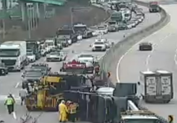 대구 논공휴게소 부근 탱크로리 전복돼 황산 유출…1명 경상