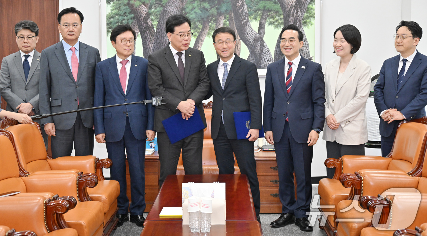 (서울=뉴스1) 신웅수 기자 = 더불어민주당 한병도, 국민의힘 송언석 원내대표와 여야 원내수석 및 예결위 간사들이 10일 서울 여의도 국회에서 2026년도 제1회 추가경정예산안에 …