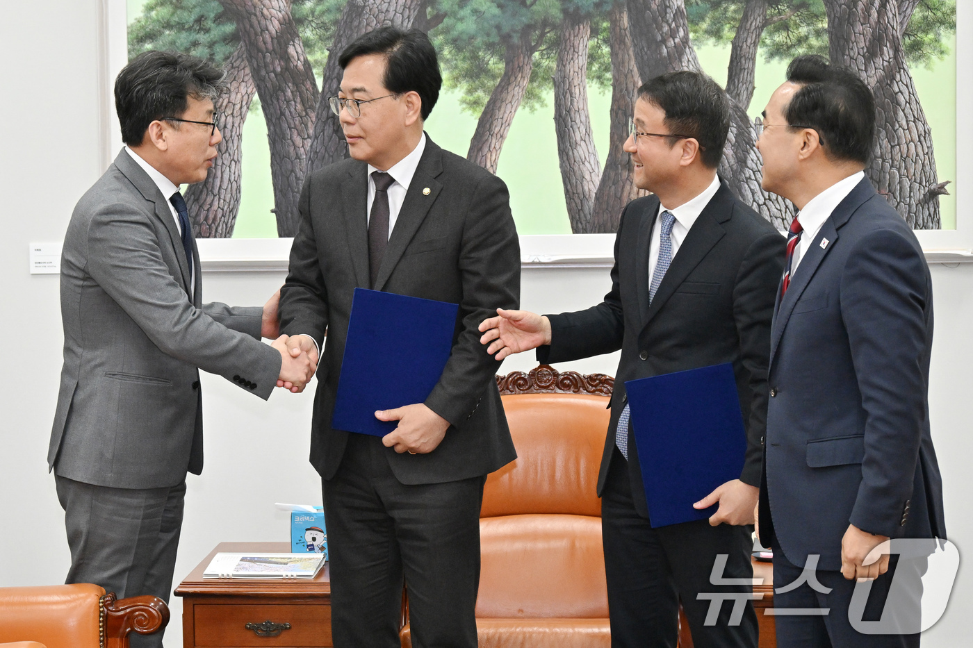 (서울=뉴스1) 신웅수 기자 = 진성준 국회 예산결산특별위원장이 10일 서울 여의도 국회에서 2026년도 제1회 추가경정예산안에 합의한 여야 원내대표와 인사를 나누고 있다.왼쪽부터 …