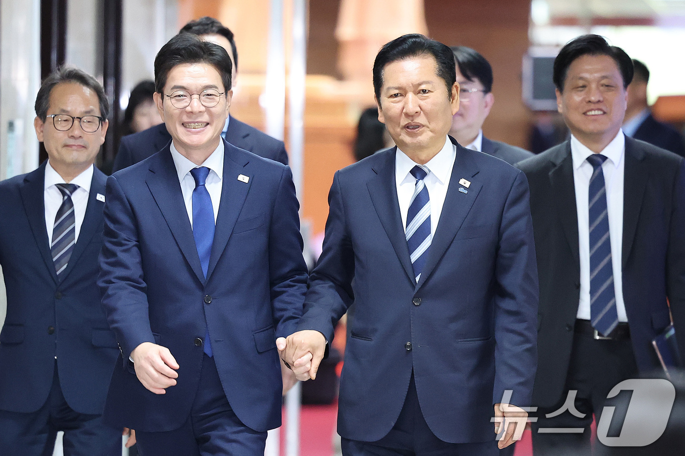 (서울=뉴스1) 신웅수 기자 = 정청래 더불어민주당 대표가 10일 서울 여의도 국회에서 6.3 지방선거 서울시장 후보로 선출된 정원오 전 성동구청장과 면담하기 위해 당대표실로 향하 …