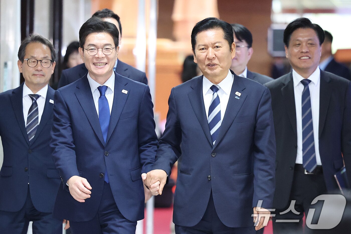 본문 이미지 - 정청래 더불어민주당 대표가 10일 서울 여의도 국회에서 6.3 지방선거 서울시장 후보로 선출된 정원오 전 성동구청장과 면담하기 위해 당대표실로 향하고 있다. 2026.4.10 ⓒ 뉴스1 신웅수 기자