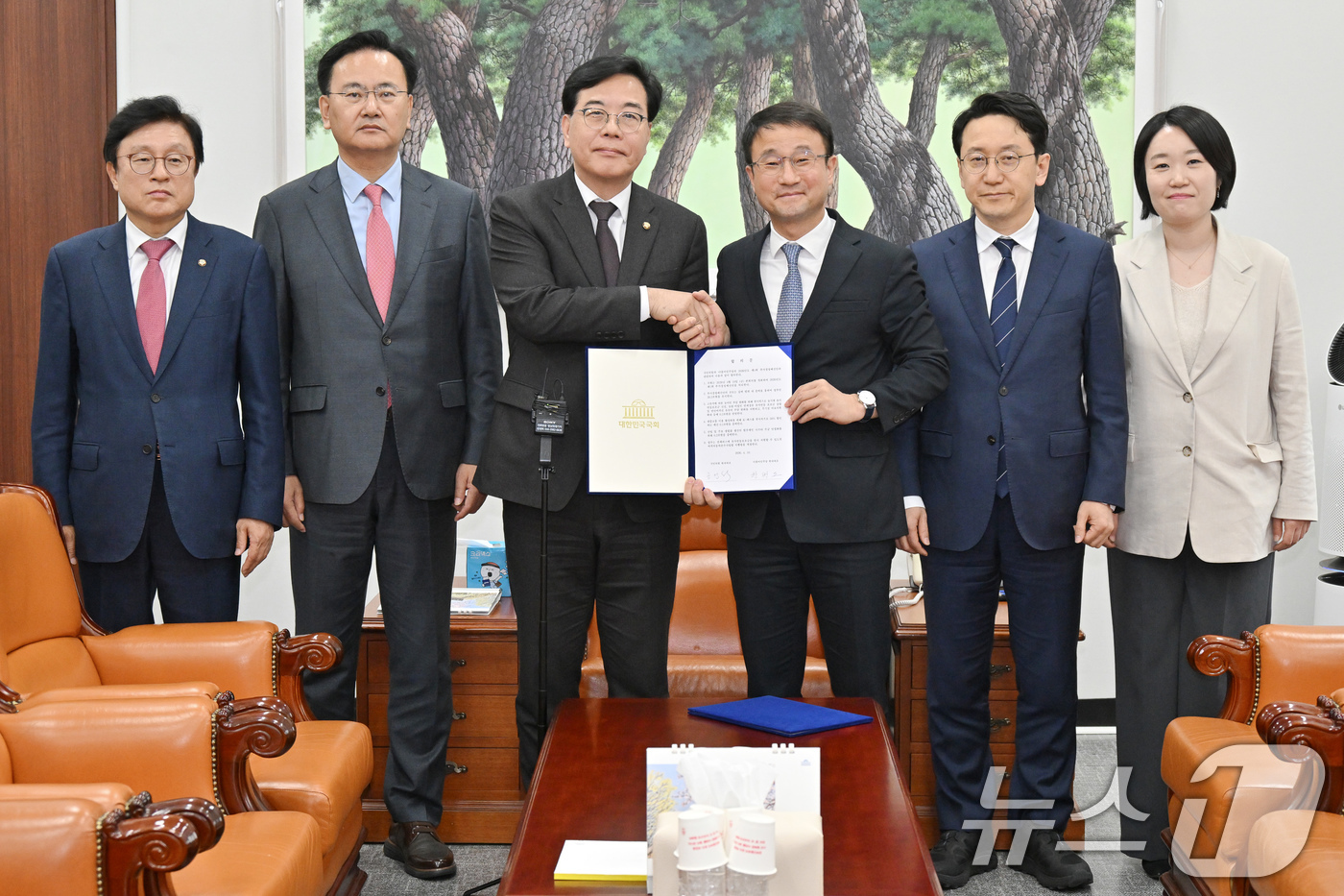 (서울=뉴스1) 신웅수 기자 = 더불어민주당 한병도, 국민의힘 송언석 원내대표와 여야 원내수석 및 예결위 간사들이 10일 서울 여의도 국회에서 2026년도 제1회 추가경정예산안 합 …