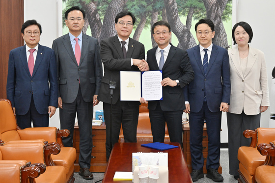 '추경안 처리' 손 맞잡은 여야