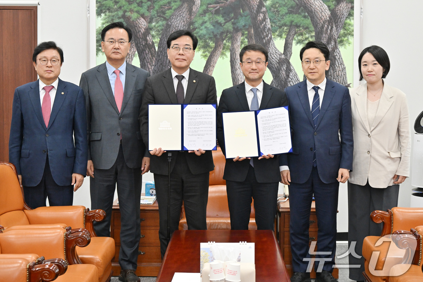 (서울=뉴스1) 신웅수 기자 = 더불어민주당 한병도, 국민의힘 송언석 원내대표와 여야 원내수석 및 예결위 간사들이 10일 서울 여의도 국회에서 2026년도 제1회 추가경정예산안 합 …