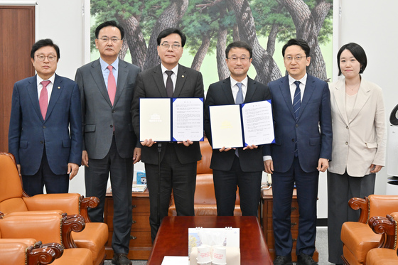 여야, '소득하위 70% 10만~60만원 차등 지원' 추경 유지키로