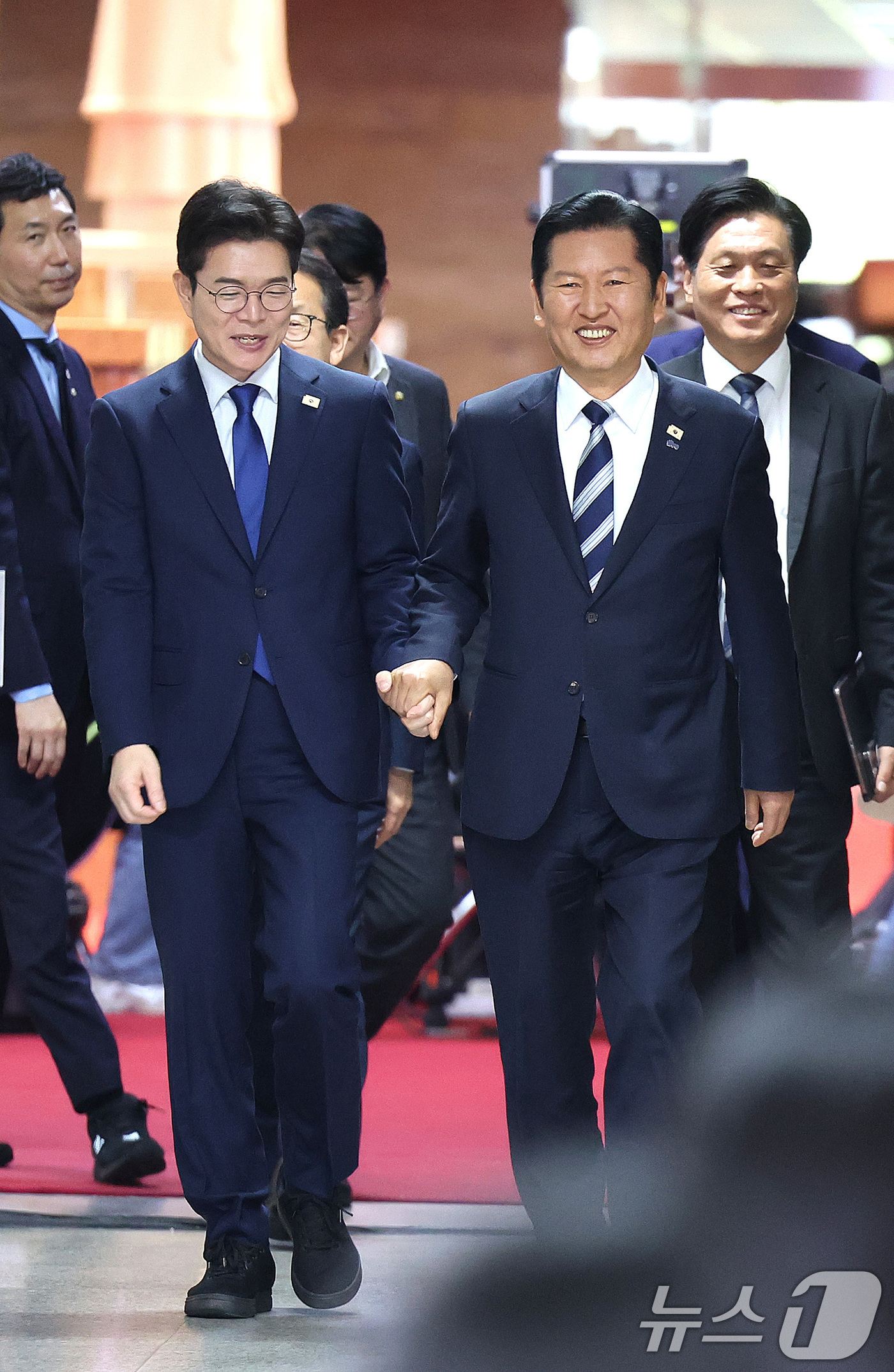 (서울=뉴스1) 신웅수 기자 = 정청래 더불어민주당 대표가 10일 서울 여의도 국회에서 6.3 지방선거 서울시장 후보로 선출된 정원오 전 성동구청장과 면담하기 위해 당대표실로 향하 …