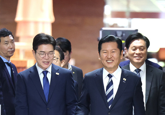 손 잡고 걷는 정청래·정원오