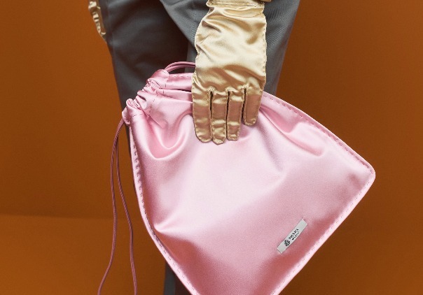 [패션&뷰티]부드럽게 쥐고 자연스럽게 주름져…명품가 '파우치백' 부상