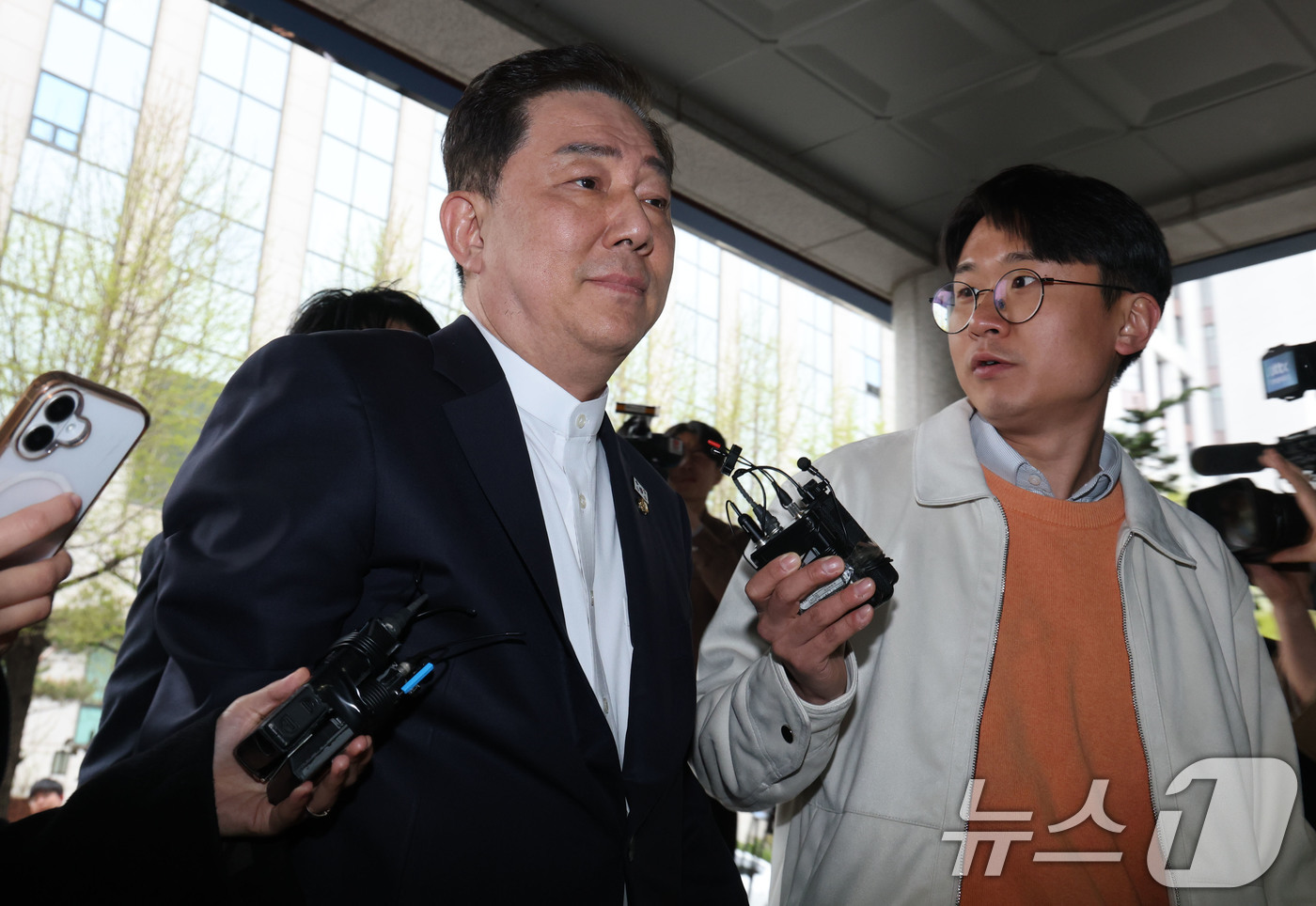 (서울=뉴스1) 이광호 기자 = 각종 비위 의혹으로 수사를 받고 있는 김병기 무소속 의원이 10일 오후 피의자 신분으로 조사를 받기 위해 서울 마포구 서울경찰청 공공범죄수사대에 출 …