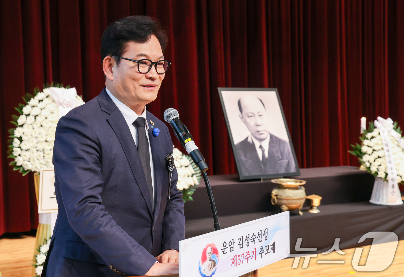 (서울=뉴스1) 안은나 기자 = 송영길 전 더불어민주당 대표가 10일 서울 동작구 국립서울현충원 현충관에서 열린 운암 김성숙 선생 제57주기 추모제에 참석해 추모사를 하고 있다.운 …