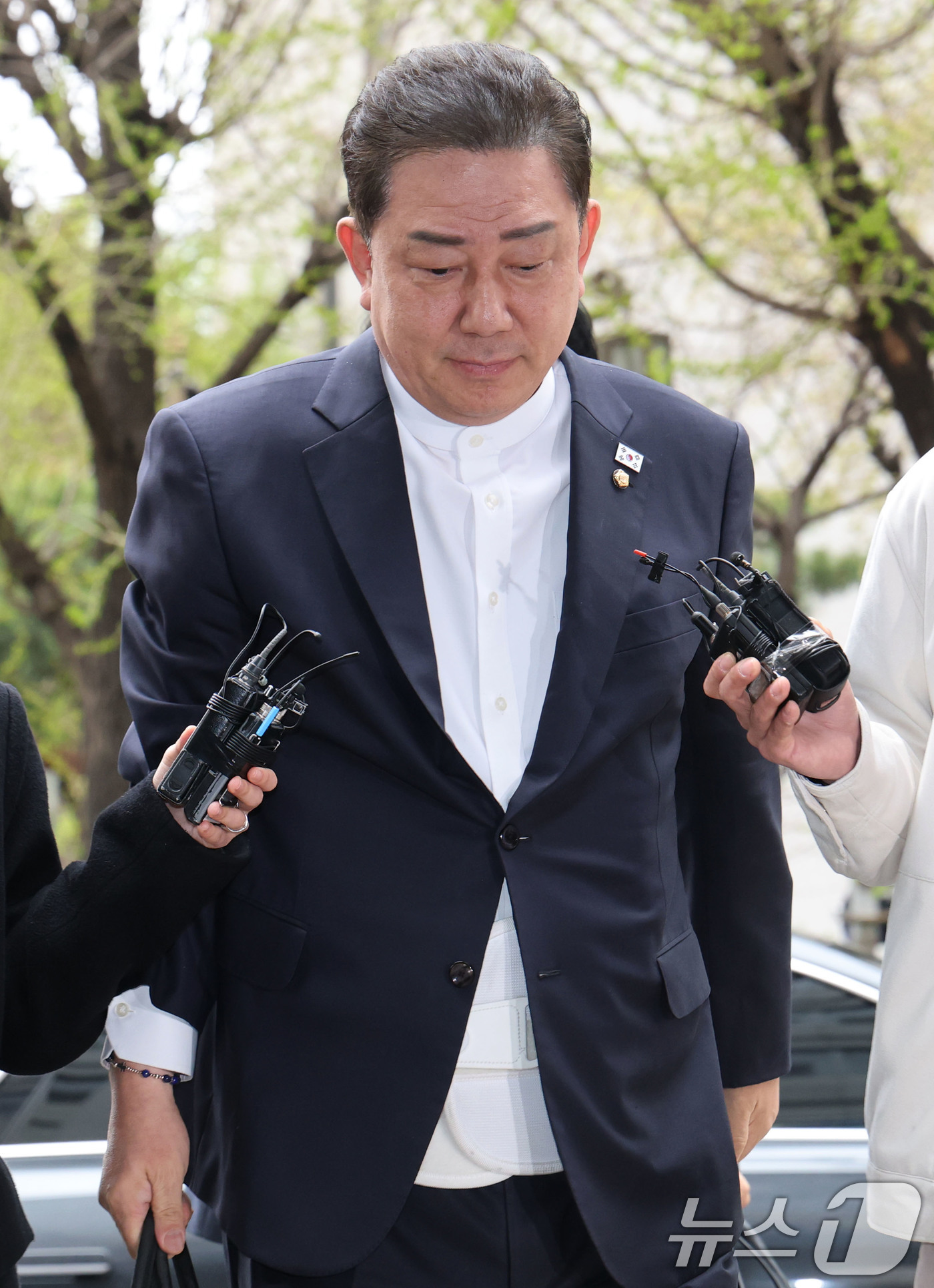 (서울=뉴스1) 이광호 기자 = 각종 비위 의혹으로 수사를 받고 있는 김병기 무소속 의원이 10일 오후 피의자 신분으로 조사를 받기 위해 서울 마포구 서울경찰청 공공범죄수사대에 출 …