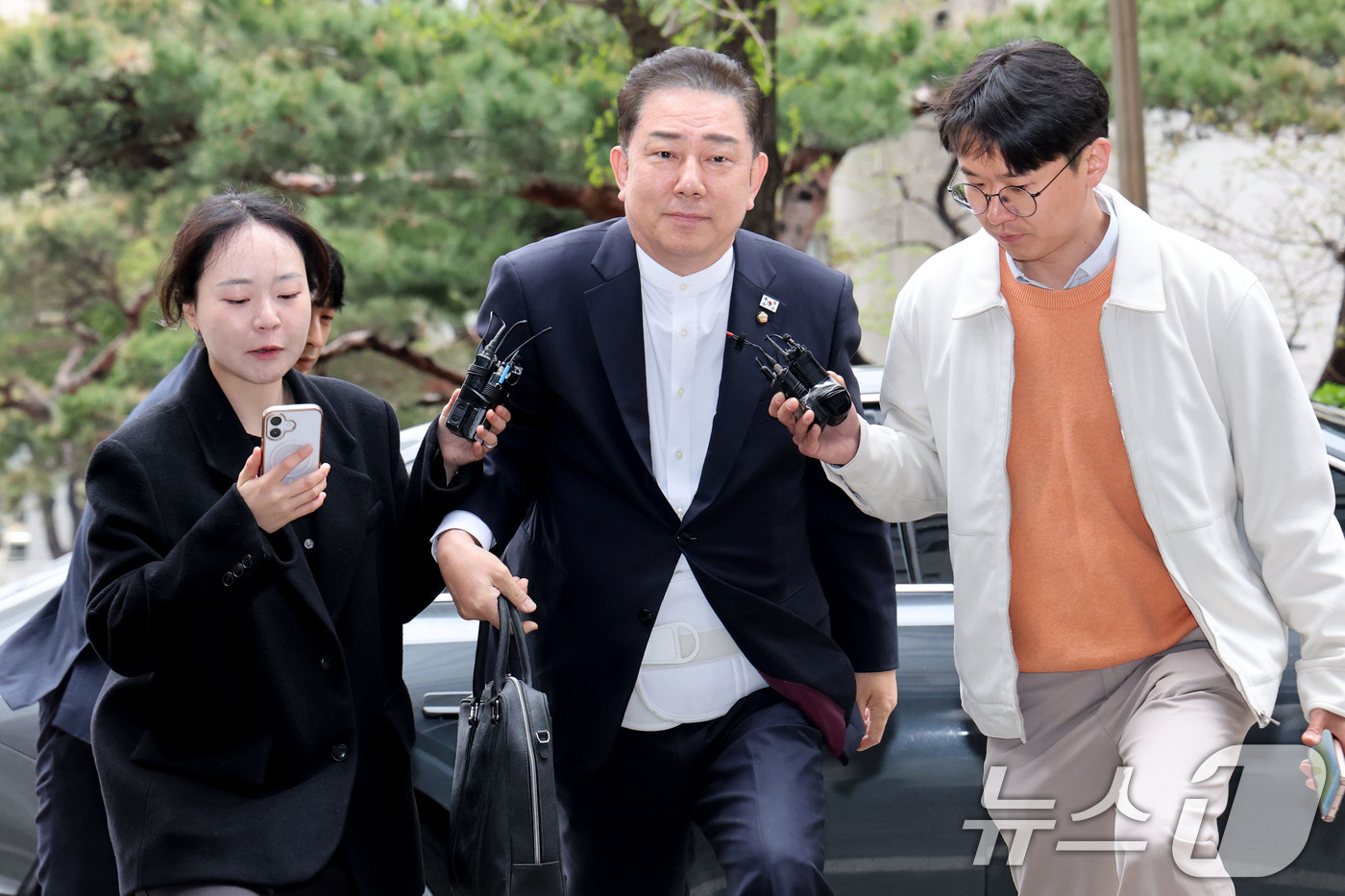 (서울=뉴스1) 이광호 기자 = 각종 비위 의혹으로 수사를 받고 있는 김병기 무소속 의원이 10일 오후 피의자 신분으로 조사를 받기 위해 서울 마포구 서울경찰청 공공범죄수사대에 출 …