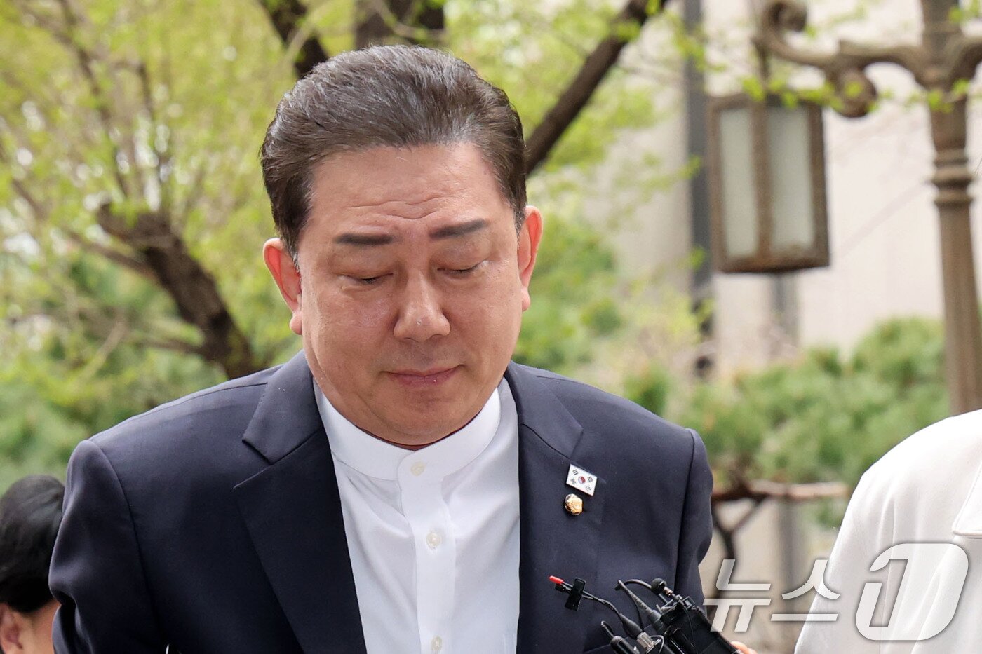 본문 이미지 - 각종 비위 의혹으로 수사를 받고 있는 김병기 무소속 의원이 10일 오후 피의자 신분으로 조사를 받기 위해 서울 마포구 서울경찰청 공공범죄수사대에 출석하고 있다. 2026.4.10 ⓒ 뉴스1 이광호 기자