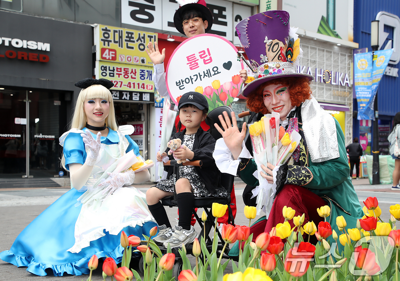 (대구=뉴스1) 공정식 기자 = 10일 오후 대구 중구 동성로 28아트스퀘어에서 테마파크 이월드 관계자들이 시민들에게 튤립을 무료로 나눠주는 '튤립 픽업 이벤트'를 진행하고 있다. …