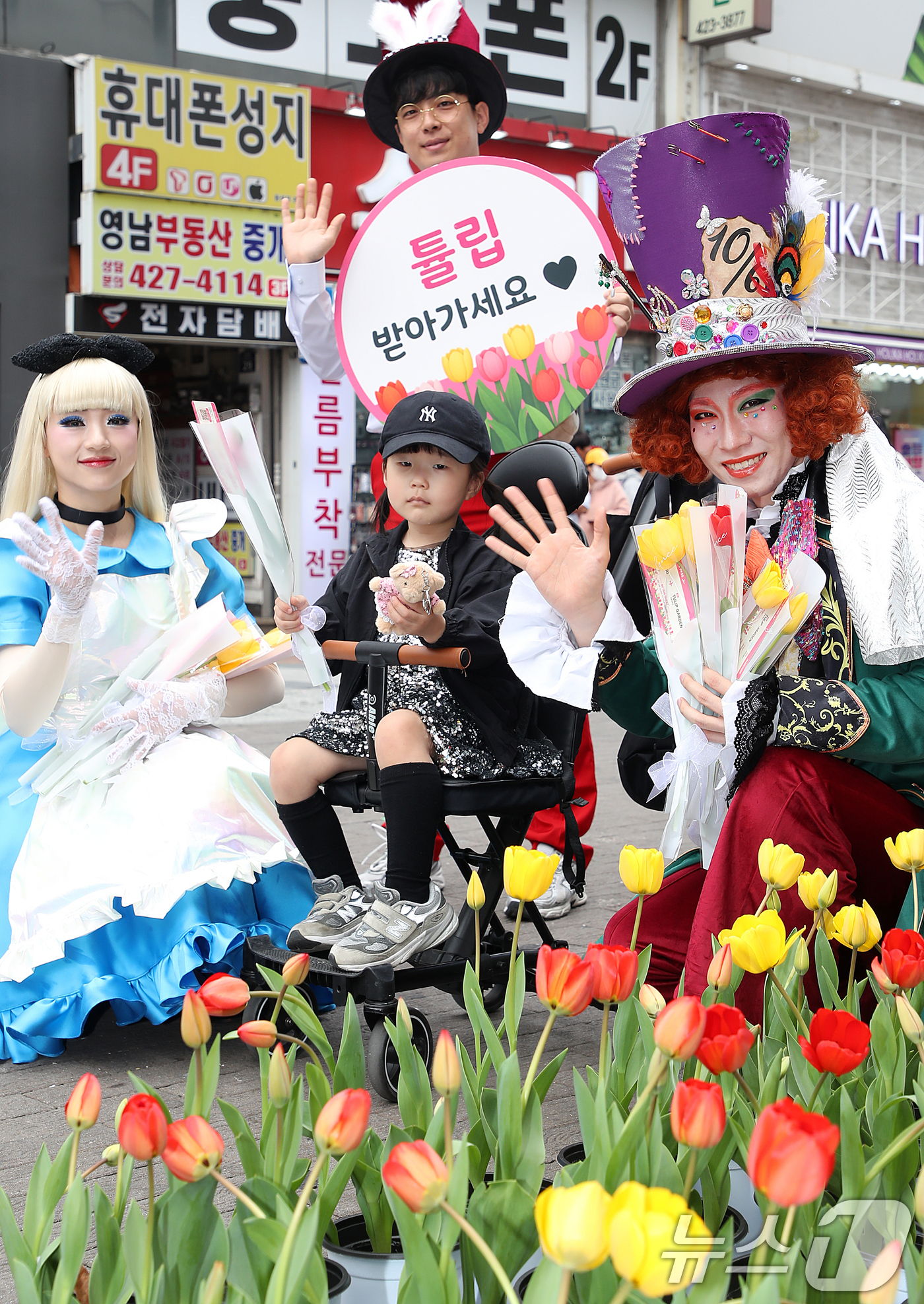 (대구=뉴스1) 공정식 기자 = 10일 오후 대구 중구 동성로 28아트스퀘어에서 테마파크 이월드 관계자들이 시민들에게 튤립을 무료로 나눠주는 '튤립 픽업 이벤트'를 진행하고 있다. …