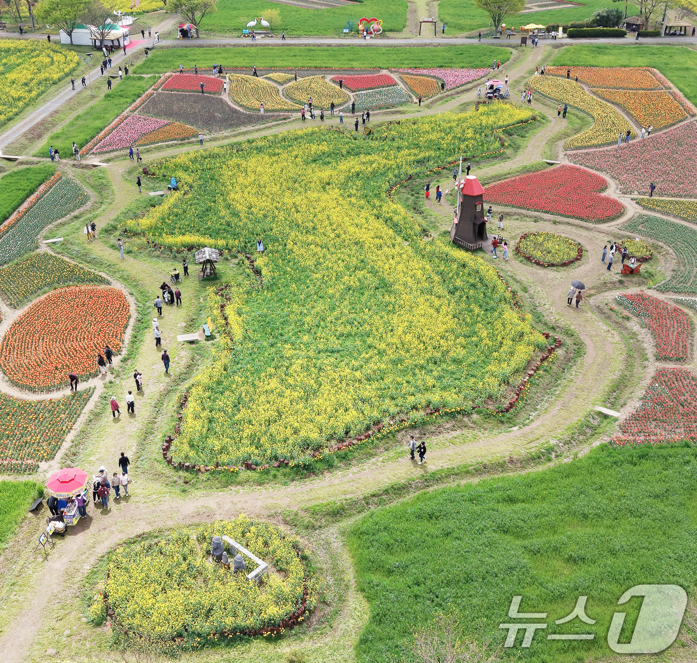 (창녕=뉴스1) 윤일지 기자 = 포근한 봄 날씨를 보인 10일 경남 창녕군 남지읍 창녕낙동강유채단지에서 열린 '제21회 창녕 낙동강유채축제'를 찾은 상춘객이 봄기운을 봄기운을 만끽 …