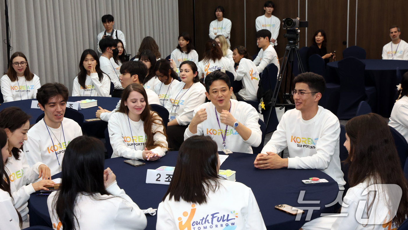 (서울=뉴스1) 김명섭 기자 = 임상우 외교부 공공외교대사가 10일 서울 종로구 정부서울청사 별관 외교부에서 열린 2026 KOREAZ 서포터즈 발대식 및 캠페인 출범식에서 서포터 …