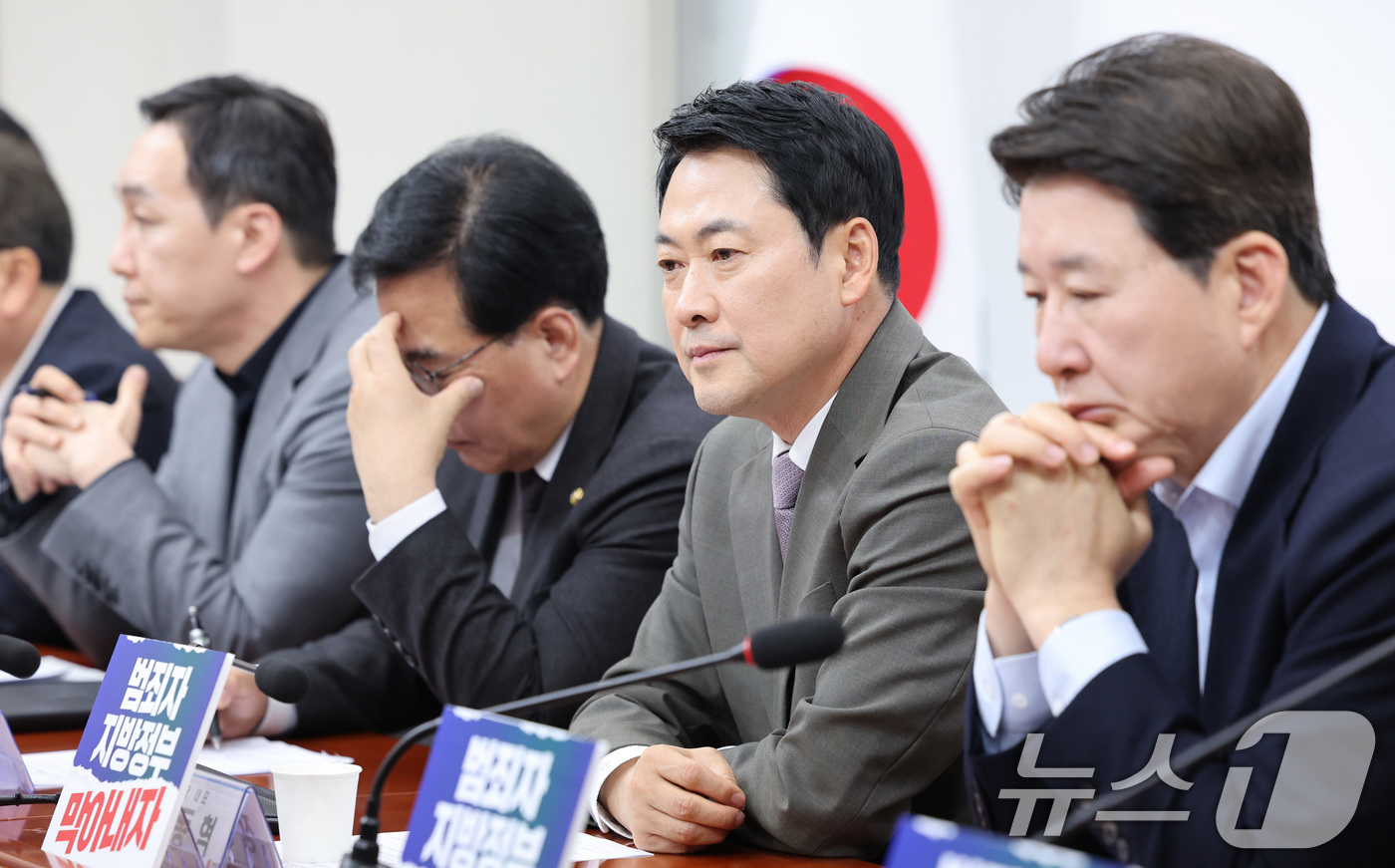 (서울=뉴스1) 신웅수 기자 = 장동혁 국민의힘 대표가 10일 서울 여의도 국회에서 열린 긴급 최고위원회의에서 생각에 잠겨 있다. 2026.4.10/뉴스1