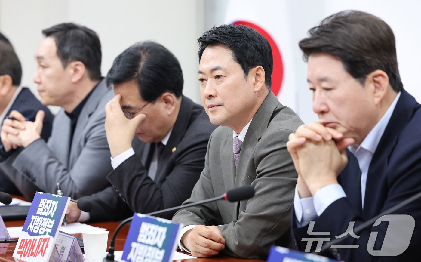 본문 이미지 - 장동혁 국민의힘 대표가 지난 10일 서울 여의도 국회에서 열린 긴급 최고위원회의에서 생각에 잠겨 있다. ⓒ 뉴스1 신웅수 기자