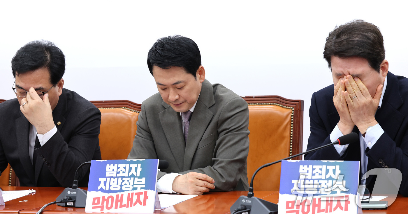 (서울=뉴스1) 신웅수 기자 = 장동혁 국민의힘 대표가 10일 서울 여의도 국회에서 열린 긴급 최고위원회의에서 생각에 잠겨 있다. 2026.4.10/뉴스1