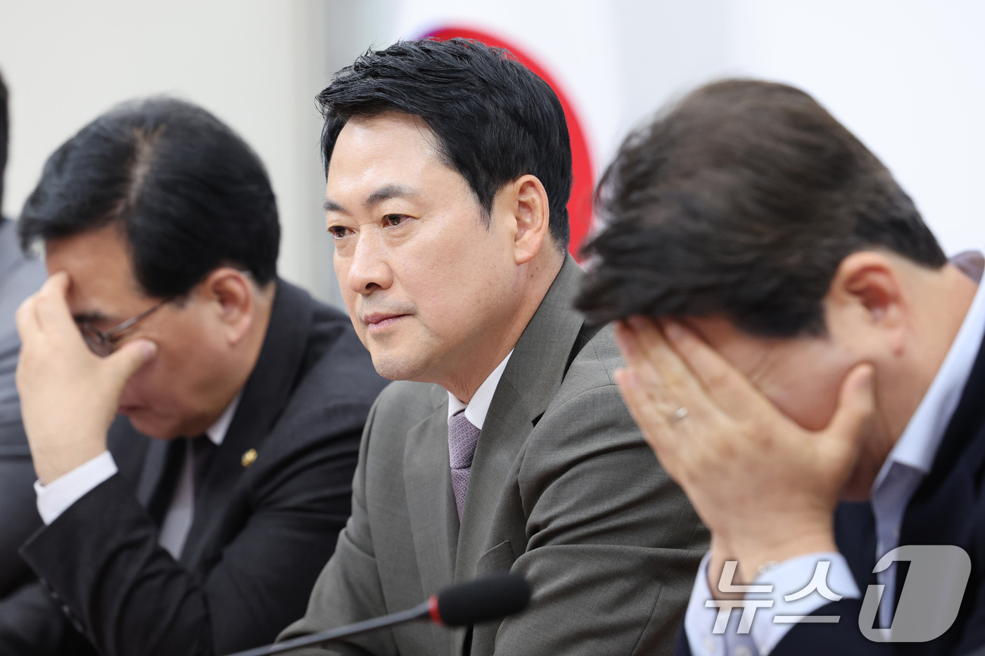 (서울=뉴스1) 신웅수 기자 = 장동혁 국민의힘 대표가 10일 서울 여의도 국회에서 열린 긴급 최고위원회의에서 생각에 잠겨 있다. 2026.4.10/뉴스1