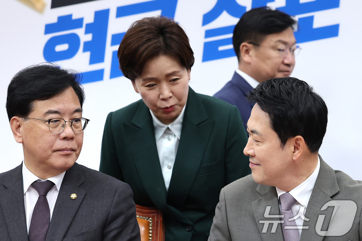 (서울=뉴스1) 신웅수 기자 = 장동혁 국민의힘 대표와 송언석 원내대표, 양향자 최고위원이  10일 서울 여의도 국회에서 열린 긴급 최고위원회의에서 대화하고 있다. 2026.4.1 …