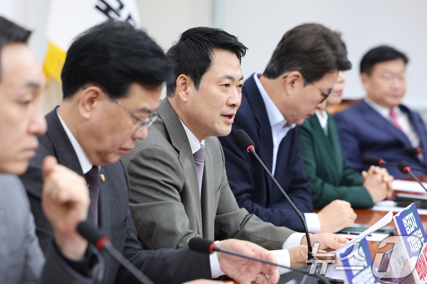 (서울=뉴스1) 신웅수 기자 = 장동혁 국민의힘 대표가 10일 서울 여의도 국회에서 열린 긴급 최고위원회의에서 발언하고 있다. 2026.4.10/뉴스1