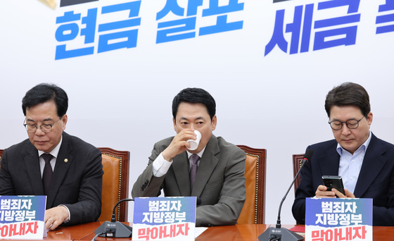 목 축이는 장동혁 대표