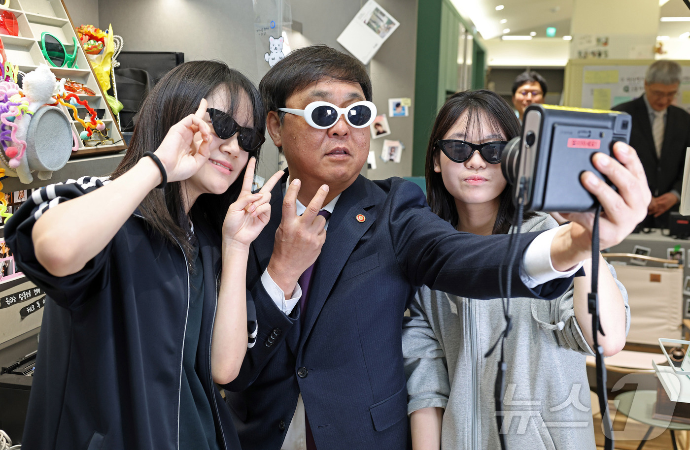 (서울=뉴스1) = 최휘영 문화체육관광부 장관이 10일 서울 영등포구 선유도서관에서 열린 도서관의 날 기념식에 참석해 도서관에 마련된 청소년 전용 공간 ‘사이로’를 살펴보고 이용 …