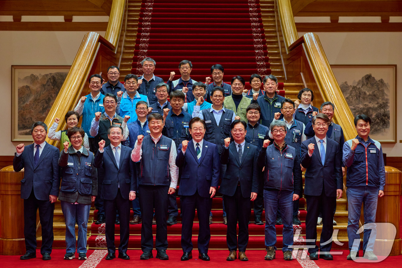 (서울=뉴스1) 이재명 기자 = 이재명 대통령과 양경수 민주노총 위원장이 10일 청와대에서 열린 전국민주노동조합총연맹 초청 간담회에서 열린 간담회에서 기념촬영을 하고 있다. 202 …